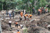 
Penjabat Gubernur Jawa Barat Bey Machmudin meninjau bencana banjir bandang dan longsor di Desa Cibenda, Kecamatan Cipongkor, Kabupaten Bandung Barat. Selasa (26/3/2024).(Foto: Adpim Jabar)