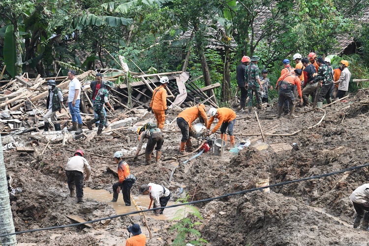 
Penjabat Gubernur Jawa Barat Bey Machmudin meninjau bencana banjir bandang dan longsor di Desa Cibenda, Kecamatan Cipongkor, Kabupaten Bandung Barat. Selasa (26/3/2024).(Foto: Adpim Jabar)