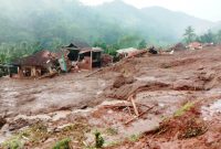 
Banjir bandang yang menerjang kampung Gintung Desa Cibenda Kecamatan Cipongkor, Kabupaten Bandung Barat menimbun sedikitnya  9 orang warga. (Foto