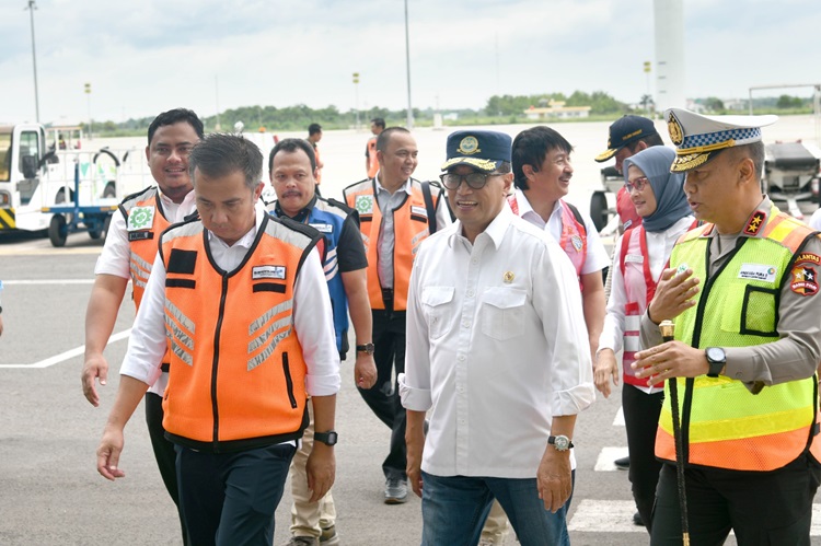 
Penjabat Gubernur Jawa Barat Bey Machmudin dan Pj Sekda Jabar Taufiq Budi Santoso mendampingi Menteri Perhubungan RI Budi Karya Sumadi dalam kunjungan kerja ke Bandara Internasional Jawa Barat (BIJB) Kertajati di Kabupaten Majalengka dan Simpang Susun Gate Tol Cisumdawu, Sabtu (9/3/2024).(Foto: Yogi Prayoga/Biro Adpim Jabar)