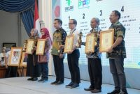 
Penjabat Gubernur Jawa Barat Bey Machmudin berfoto bersama dengan penerima  Anugerah Reformasi Birokrasi Jawa Barat Tahun 2024 Kategori The Best Implementation, di Aula Barat, Gedung Sate, Kota Bandung, Rabu (6/3/2024).(Foto: Biro Adpim Jabar)