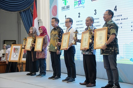 
Penjabat Gubernur Jawa Barat Bey Machmudin berfoto bersama dengan penerima  Anugerah Reformasi Birokrasi Jawa Barat Tahun 2024 Kategori The Best Implementation, di Aula Barat, Gedung Sate, Kota Bandung, Rabu (6/3/2024).(Foto: Biro Adpim Jabar)