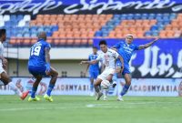 
Striker PERSIB, Ciro Alves berebut bola dengan pemain Persija pada pertandingan pekan lke-28 Liga 1 2023/2024 di Stadion Si Jalak Harupat, Kabupaten Bandung, Sabtu, 9 Maret 2024. (Foto: PERSIB.co.id)
