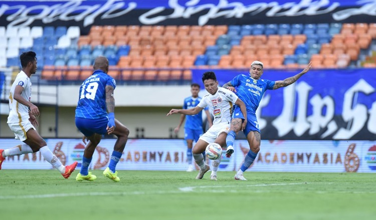 
Striker PERSIB, Ciro Alves berebut bola dengan pemain Persija pada pertandingan pekan lke-28 Liga 1 2023/2024 di Stadion Si Jalak Harupat, Kabupaten Bandung, Sabtu, 9 Maret 2024. (Foto: PERSIB.co.id)
