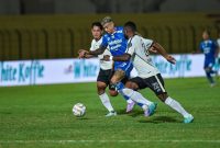 
Striker Persib, Ciro Alves dibayangi dua pemain RANS Nusantara FC pada pertandingan pekan ke-27 Liga 1 2023/2024 di Stadion Sultan Agung Bantul, Minggu, 3 Maret 2024. (Foto: PERSIB.co.id)
