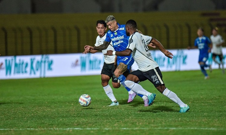 
Striker Persib, Ciro Alves dibayangi dua pemain RANS Nusantara FC pada pertandingan pekan ke-27 Liga 1 2023/2024 di Stadion Sultan Agung Bantul, Minggu, 3 Maret 2024. (Foto: PERSIB.co.id)
