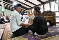 
Penjabat Gubernur Jawa Barat Bey Machmudin mengunjungi rumah duka mantan Gubernur Jawa Barat Letnan Jenderal (Purn) Solihin Gautama Purwanegara di Jalan Cisitu Indah, Dago, Kota Bandung, Selasa (5/3/2024).(Foto: Biro Adpim Jabar)