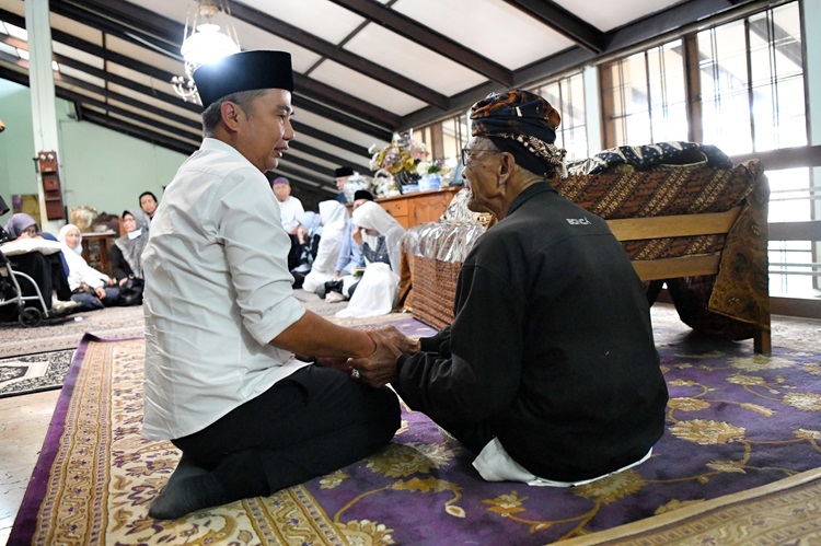 
Penjabat Gubernur Jawa Barat Bey Machmudin mengunjungi rumah duka mantan Gubernur Jawa Barat Letnan Jenderal (Purn) Solihin Gautama Purwanegara di Jalan Cisitu Indah, Dago, Kota Bandung, Selasa (5/3/2024).(Foto: Biro Adpim Jabar)