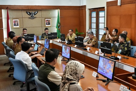 
Pj Gubernur Jawa Barat Bey Machmudin melaksanakan rapat Penanggulangan DBD di Jabar, di Ruang Manglayang Gedung Sate, Kota Bandung, Senin (25/3/2024).(Foto: Biro Adpim Jabar)