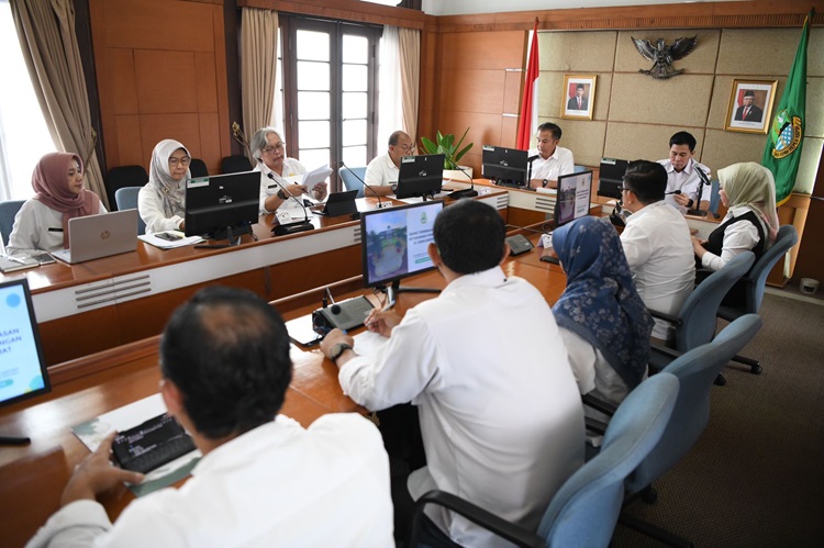 
Pj Gubernur Jawa Barat Bey Machmudin menghadiri rapat Pembahasan Ketahanan Pangan di Jawa Barat di Gedung Sate, Kota Bandung, Rabu (13/3/2024), (Foto:Adpim Jabar)