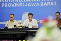 
Penjabat Gubernur Jawa Barat Bey Machmudin membuka Rapat Koordinasi Persiapan Angkutan Lebaran Tahun 2024/1445 H di Provinsi Jawa Barat bersama Menteri Perhubungan Budi Karya Sumadi di Gedung Pakuan, Kota Bandung, Minggu (31/3/2024).(Foto: admin pemprov)
