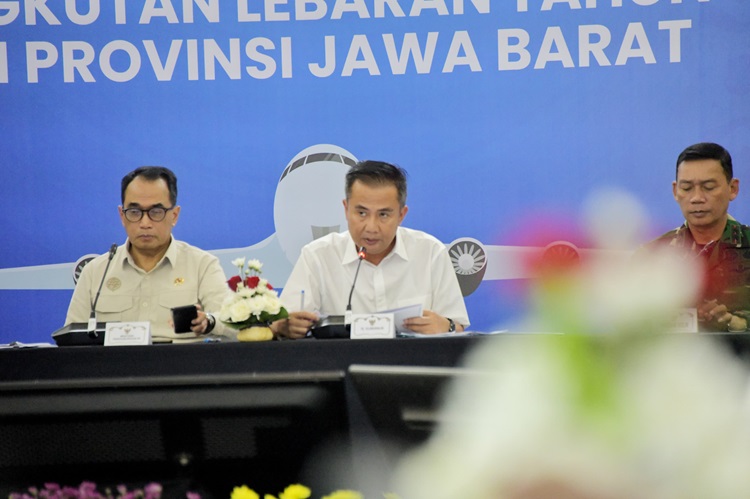 
Penjabat Gubernur Jawa Barat Bey Machmudin membuka Rapat Koordinasi Persiapan Angkutan Lebaran Tahun 2024/1445 H di Provinsi Jawa Barat bersama Menteri Perhubungan Budi Karya Sumadi di Gedung Pakuan, Kota Bandung, Minggu (31/3/2024).(Foto: admin pemprov)
