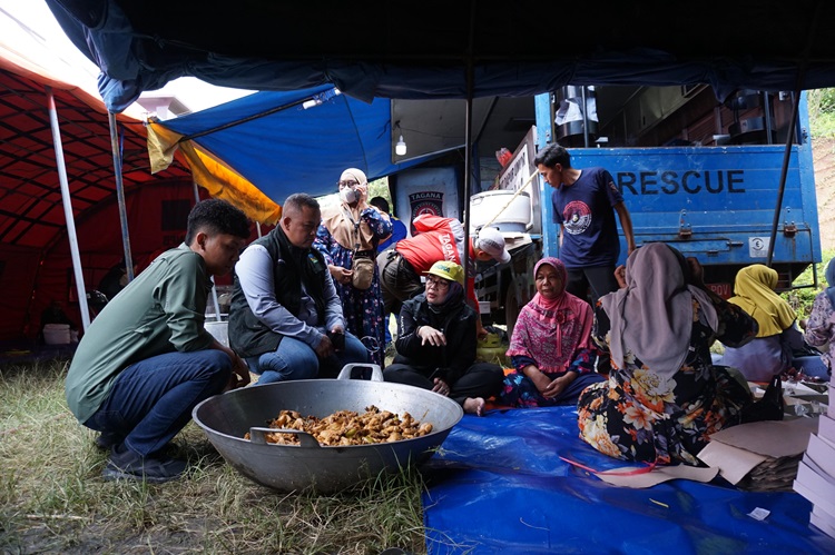 
Dinas Sosial Provinsi Jawa Barat mendirikan dapur umum buat  warga terdampak bencana pergerakan tanah di Desa Cibedug, Kecamatan Rongga, Kabupaten Bandung Barat, Sabtu (2/3/2024). (Foto: diskominfo)