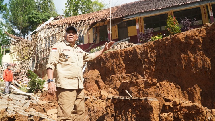 
Penjabat Bupati Bandung Barat Arsan Latif saat meninjau korban tanah retak di Kp. Cigombong  RT 04 RW 13 Desa Cibedug, Kecamatan Rongga. (Foto: dok)
