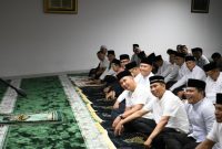 
Penjabat Gubernur  Bey Machmudin Tarawih Keliling bersama unsur Forum Komunikasi Pimpinan Daerah di Masjid Al Mizan, Kejaksaan Tinggi Jawa Barat, Rabu (20/3/2024). (Foto: admin jabar)
