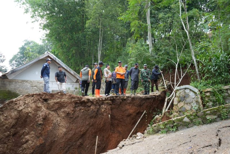 
Penjabat Gubernur Jawa Barat Bey Machmudin meninjau lokasi pergerakan tanah di Desa Cibedug, Kecamatan Rongga, Kabupaten Bandung Barat, Sabtu (2/3/2024).(Foto: Biro Adpim Jabar)