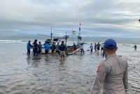 Anggota Satpolairud Polres Garut bersama nelayan dan masyarakat mengevakuasi 3 orang nelayan yang terdampar di hamparan karang Pantai Karang Kukus, Kecamatan Pameungpeuk, Kabupaten Garut, Selasa (5/3/2024)(Foto: Ist)