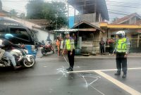 -Polisi melakukan olah TKP dalam insiden laka lantas di Jalan Raya Kadungora-Garut (Foto: Istimewa)