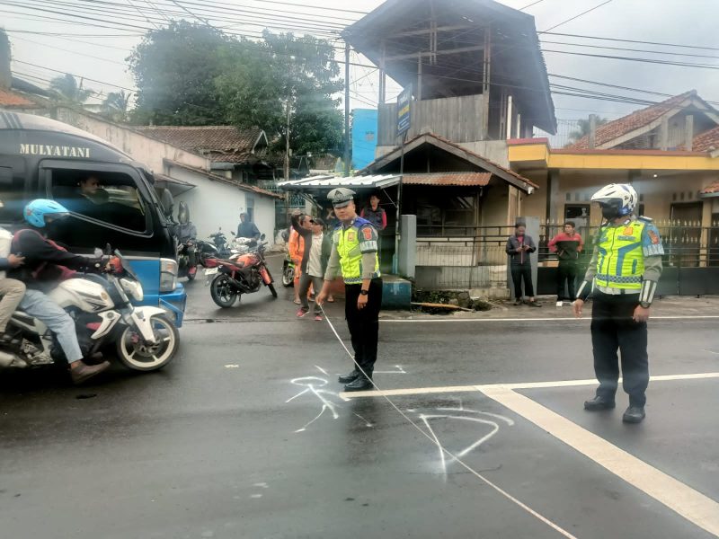 -Polisi melakukan olah TKP dalam insiden laka lantas di Jalan Raya Kadungora-Garut (Foto: Istimewa)