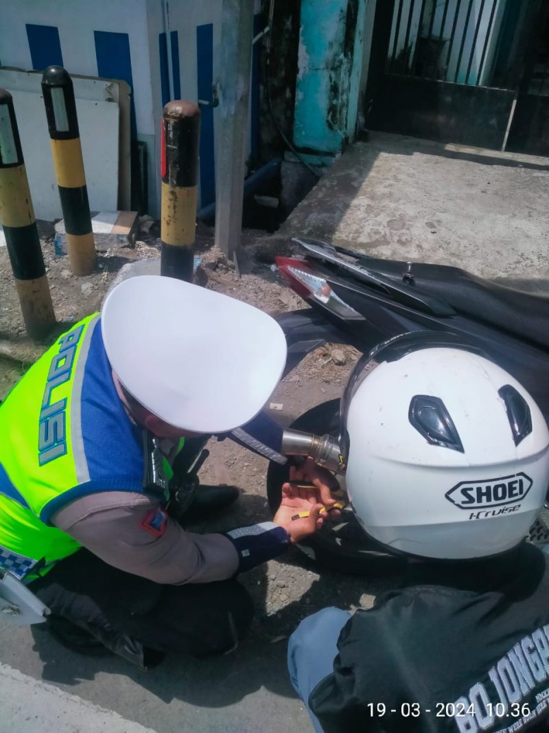 Jajaran Polsek Kadungora saat melakukan operasi penertiban knalpot bising di wilayah hukum Polsek Kadungora, Selasa (19/3/2024)(Foto: Istimewa)  
