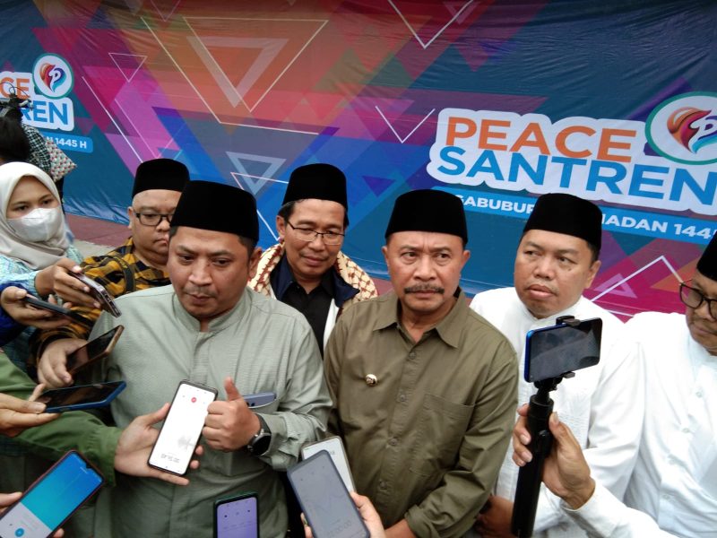 Direktur Jenderal Pendidikan Islam Kementerian Agama RI, Muhammad Ali Ramdhani, memberikan keterangan kepada wartawan di Pesantren Al Musadadiyah, Kecamatan Tarogong Kidul, Kabupaten Garut, Sabtu (23/03/2024)(Foto: Istimewa)