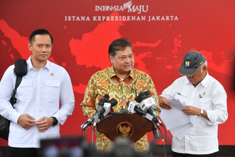 Menko Perekonomian Airlangga Hartarto, Menteri ATR/Kepala BPN Agus Harimurti Yudhoyono, dan Menteri PUPR Basuki Hadimuljono memberikan keterangan pers, Senin (18/03/2024), di Jakarta. (Foto: Humas Setkab/Jay)
