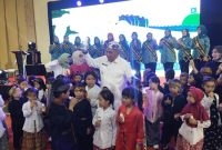 

Arsan Latif bergembira bersama anak-anak TK saat mengajak minum susu (Foto: heny/dara)