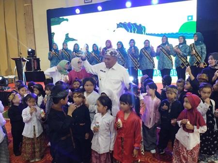 

Arsan Latif bergembira bersama anak-anak TK saat mengajak minum susu (Foto: heny/dara)