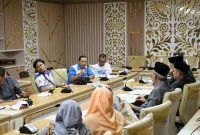 
Penjabat Gubernur Jawa Barat bersama pimpinan DPRD Provinsi Jawa Barat  menerima perwakilan pekerja di Ruang Rapat Komisi V DPRD Jabar, Rabu (20/3/2024). (Foto: admin jabar)
