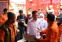 
Pj Gubernur Jawa Barat Bey Machmudin Meninjau Bencana Banjir Bandang dan Longsor di Desa Cibenda, Kecamatan Cipongkor, Kabupaten Bandung Barat. Selasa (26/3/2024). (Foto: Adpim Jabar)