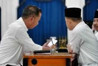 
Penjabat Gubernur Jawa Barat Bey Machmudin menunaikan zakat melalui Baznas Provinsi Jabar, di Gedung Sate, Kamis (26/3/2024).(Foto: admin provjabar)