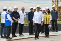 Presiden Joko Widodo meninjau progres pembangunan Kantor Presiden di Kawasan IKN, Kalimantan Timur, Jumat (01/03/2024). (Foto: Humas Setkab/Ibrahim)