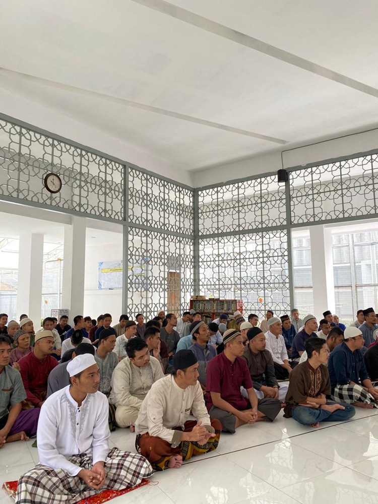 
Sejumlah warga binaan tampak khusyu mengikuti Pesantren Ramadan di Mesjid Nurul Falah, Lapas Banceuy. (Foto: Ist)

