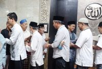 

Penjabat Gubernur Jawa Barat Bey Machmudin tarawih berjamaah di Masjid Mungsolkanas, Jalan Cihampelas No 61, Kota Bandung, Jumat (15/3/2024).

