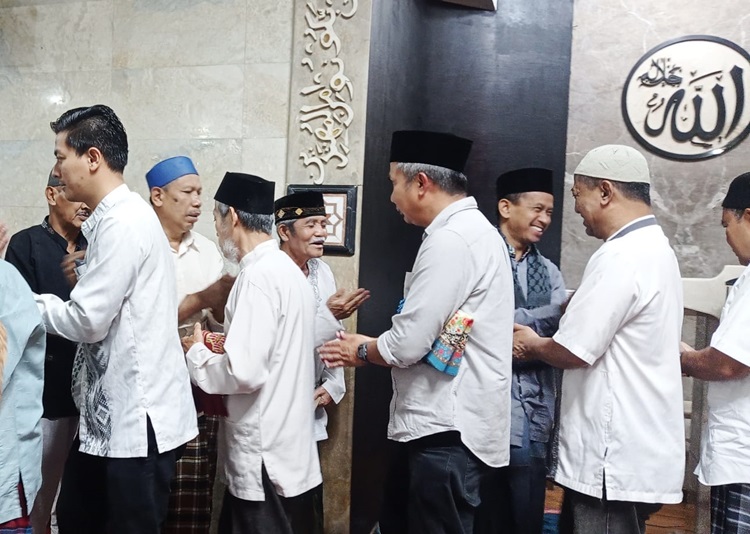 

Penjabat Gubernur Jawa Barat Bey Machmudin tarawih berjamaah di Masjid Mungsolkanas, Jalan Cihampelas No 61, Kota Bandung, Jumat (15/3/2024).

