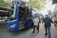 
Penjabat Gubernur Jabar Bey Machmudin naik Bus Rapid Transit (BRT) dari kantor Bapenda Jabar menuju tempat kerja pada hari pertama Friday Car Free Gedung Sate, Jumat (22/4/2024). (Foto: admin jabar)