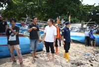  Penjabat (Pj.) Gubernur Jawa Barat Bey Machmudin meninjau lokasi bencana banjir rob di Rancabuaya, Kabupaten Garut, Kamis (14/3/2024). (Foto: admin)