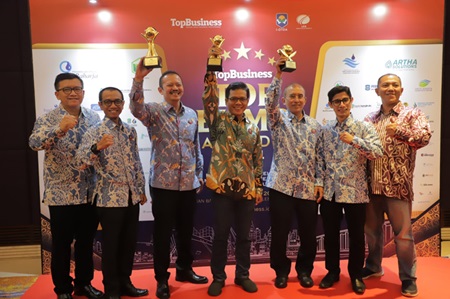 
Bupati Bandung Dadang Supriatna berfoto bersama direksi dan komisaris  Perumda Tirta Raharja usai menerima penghargaan sebagai Top Pembina BUMD 2024, yang digelar di Raffles Jakarta, Rabu (20/3/2024). (Foto: Humas Perumda)

