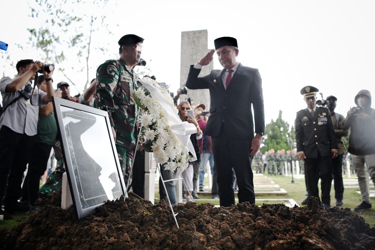 

Penjabat Gubernur Jawa Barat Bey Machmudin menjadi Inspektur Upacara  Pemakaman Almarhum Solihin Gautama Purwanegara atau akrab dikenal Solihin GP di Taman Makam Pahlawan (TMP) Cikutra, Kota Bandung, Selasa (5/3/2024).(Foto: Biro Adpim Jabar)