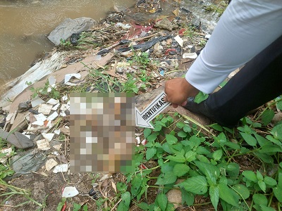 Petugas Unit Identifikasi Sat Reskrim Polres Garut melakukan olah TKP di lokasi penemuan mayat bayi di Sungai Cigunung Agung, Blok Leuwi Kuda, Kecamatan Kadungora, Kabupaten Garut, Kamis (7/3/2024)(Foto: Istimewa)