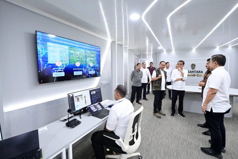 Presiden Jokowi meninjau Command Center IKN, di Penajam Paser Utara, Kalimantan Timur Jumat (01/03/2024). (Foto: BPMI Setpres)
