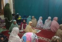 Suasana Solat Tarawih di Masjid Binaul Makmur, Dusun Kiaraenyeuh, Desa Banyusari Kecamatan Katapang, Kabupaten Bandung, Senin (11/3/2024). (Foto: maji/dara)