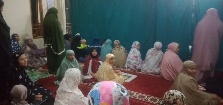 Suasana Solat Tarawih di Masjid Binaul Makmur, Dusun Kiaraenyeuh, Desa Banyusari Kecamatan Katapang, Kabupaten Bandung, Senin (11/3/2024). (Foto: maji/dara)