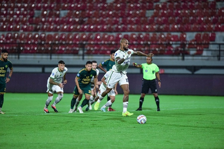 
Penyerang Persib, David da Silva mengeksekusi tendangan penalti ke gawang Persikabo 1973 di Stadion Kapten I Wayan Dipta Gianyar, Bali, Jumat (15/3/2024). (Foto: PERSIB.co.id)
