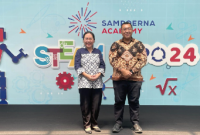 (Dari kiri ke kanan) Frida Dwiyanti, Principal of Sampoerna Academy Sentul dan Winner Jihad
Akbar, S.Si., M.Ak., Direktur Sekolah Menengah Atas KEMENDIKBUDRISTEK RI membahas tentang
pendekatan pembelajaran STEAM yang digunakan untuk mendorong dan membantu siswa
mengintegrasikan serta menerapkan pengetahuan dari berbagai bidang ilmu dalam rangkaian kegiatan
STEAM Expo 2024 di Sampoerna Academy Sentul (Foto: Istimewa)