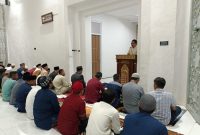 Sejumlah warga binaan Lapas Banceuy Bandung, Jawa Barat tampak khusuk melaksanakan solat tarawih pertama di Masjid Nurul Falah, di komplek Lapas Banceuy, Senin (11/3/2024). (Foto: maji/dara)

