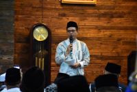 Bupati Bandung Dadang Supriatna melaksanakan salat sunat tarawih di Masjid Darushudur, Desa/Kecamatan Cimenyan, Kabupaten Bandung, Senin (18/3/2024) malam.(Foto: diskominfo)
