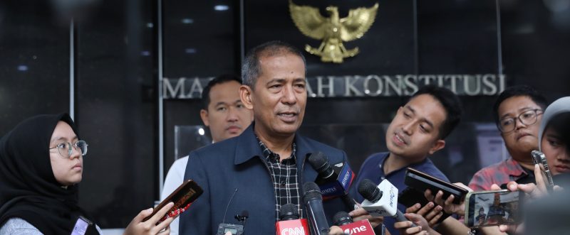 Wakil Ketua MK Saldi Isra saat memberikan keterangan dihadapan awak media, Senin (25/03) di Gedung MK (Foto Humas/Ifa)