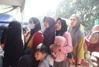 
DARA| Ribuan warga Kabupaten Bandung menyerbu kegiatan Gerakan Pangan Murah di halaman Kantor Dinas Ketahanan Pangan dan Perikanan (Dispakkan) Kabupaten Bandung di Kompleks Pemkab Bandung, Jumat (1/3/2024). (Foto: dara)