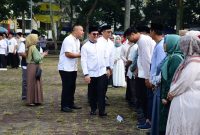 
Wakil Bupati Bandung Sahrul Gunawan didampingi Sekda Cakra Amiyana menyapa pegawai usai apel perdana pascalibur Hari Raya Idul Fitri 1 Syawal 1445 Hijriah/2024 di Lapangan Upakarti Komplek Pemkab Bandung, Soreang, Selasa (16/4/2024) pagi. (Foto: diskominfo)
